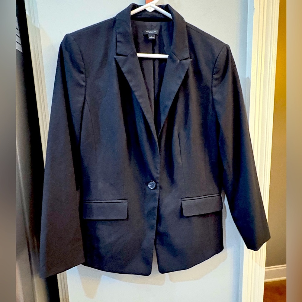 Size 6 NWOT Ann Taylor Blazer black